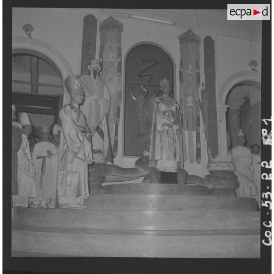 Entrée du pape Caodaïste au temple de Tayninh à l'occasion de la grande fête du Palais de Dieu Tri.