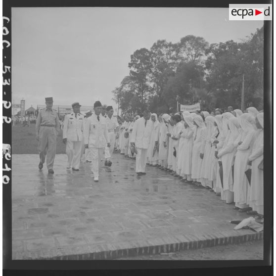 Le président Tam et le Haut-Commissaire Gautier, saluant le clergé féminin de l'église caodaïste, au temple de Tay Ninh.