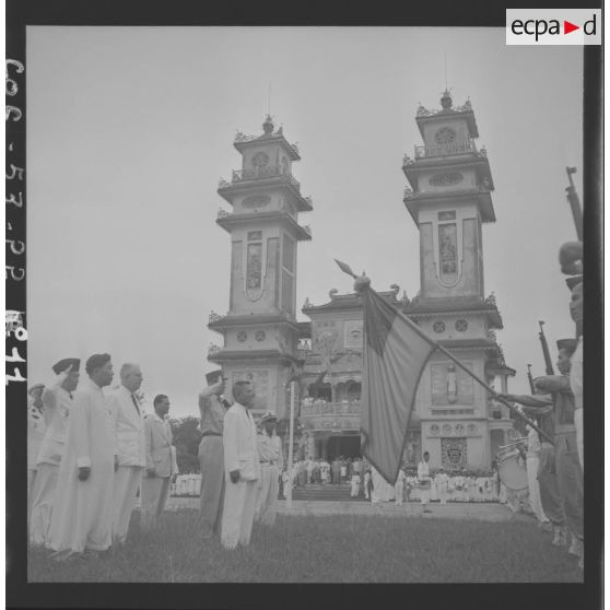 Le président Tam et le haut-commissaire Gautier saluent le drapeau caodaïste au temple de Tay Ninh.