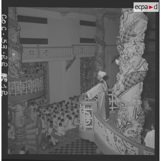 Discours du pape caodaïste au temple de Tay Ninh, durant la fête du Palais du Dieu Tri.