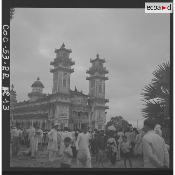 Croyants caodaïstes rassemblés devant le temple de Tay Ninh.