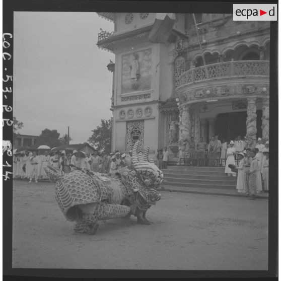 Croyants caodaïstes en costume de dragon, devant le temple de Tay Ninh.
