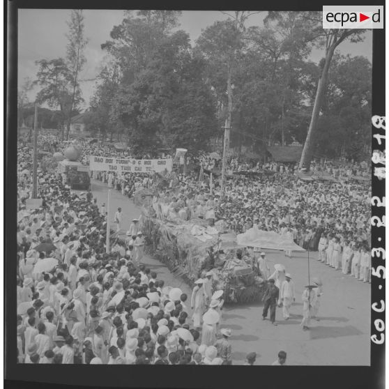 Char fleuri durant la fête du Palais du Dieu Tri, au temple de Tay Ninh.