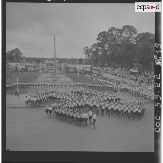Scouts caodaïstes formant une sauvastika, à l'occasion de la fête du Palais du Dieu Tri, au temple de Tay Ninh.