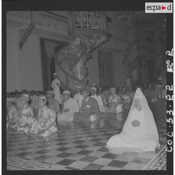 Membres du clergé Caodaïste durant la fête du Palais du Dieu Tri, au temple de Tay Ninh.
