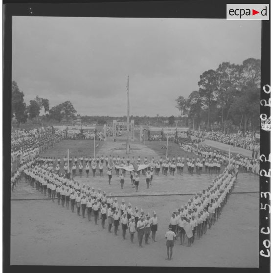 Scouts caodaïstes formant un oeil, à l'occasion de la fête du Palais du Dieu Tri, au temple de Tay Ninh.
