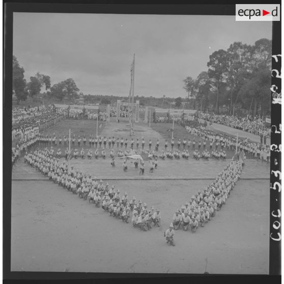 Scouts caodaïstes formant un oeil, à l'occasion de la fête du Palais du Dieu Tri, au temple de Tay Ninh.