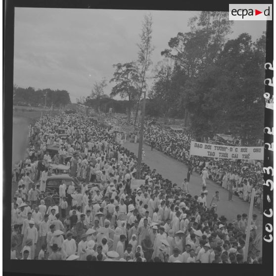 Foule réunie devant le temple de Tay Ninh, à l'occasion de la fête du Palais du Dieu Tri.