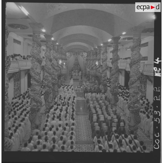 Vue intérieure du temple de Tay Ninh, durant la fête du Dieu Tri.