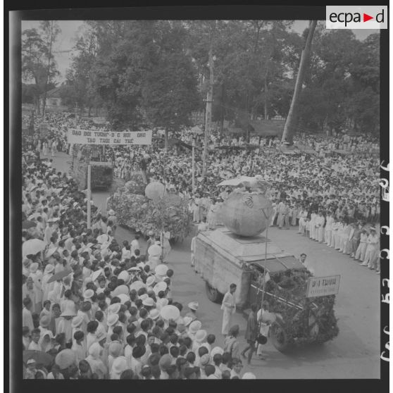 Défilé de voitures fleuries durant la fête du Palais du Dieu Tri, au temple de Tay Ninh.