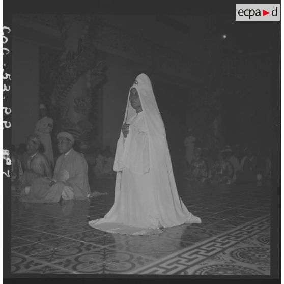 La grande prêtresse caodaïste durant la fête du Palais du Dieu Tri, au temple de Tay Ninh.