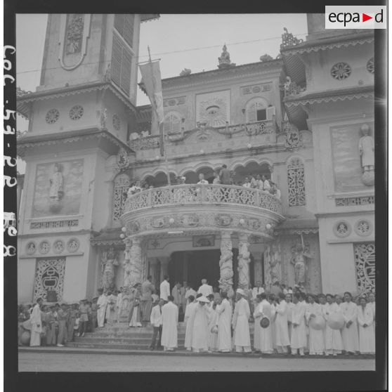Discours du pape Caodaïste au temple de Tay Ninh.