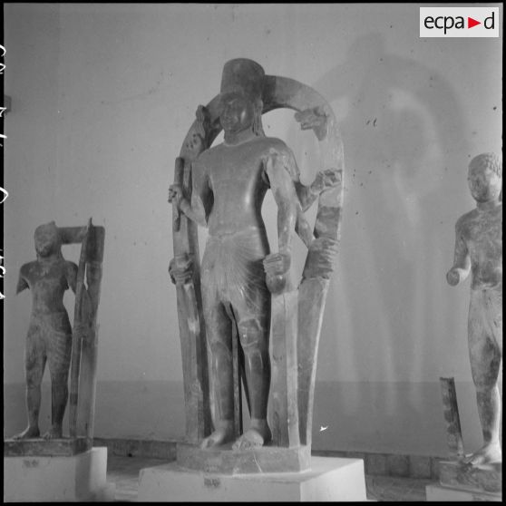 Statues de Vishnou, Rama et Balarama (VIe-VIIIe siècle) au musée national de Phnom Penh. [description provisoire]