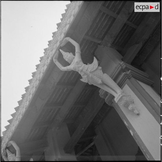 Détail de la toiture du Wat Phnom à Phnom Penh. [description provisoire]