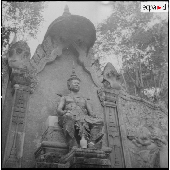 Partie centrale du monument commémoratif du Traité franco-siamois du 15 mars 1907, au Wat Phnom de Phnom Penh. [description provisoire]