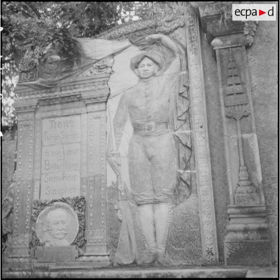 Partie gauche du monument commémoratif du traité franco-siamois du 15 mars 1907 au Wat Phnom à Phnom Penh. [description provisoire]