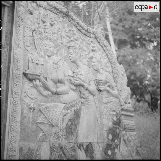 Partie droite du monument commémoratif du traité franco-siamois du 15 mars 1907 au Wat Phnom de Phnom Penh. [description provisoire]
