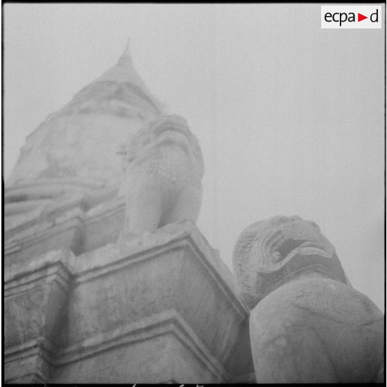 Lions sculptés à l'un des angles de la base carrée du stupa central du Wat Phnom à Phnom Penh. [description provisoire]