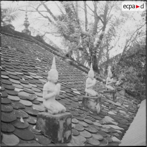 Sculptures décoratives représentant des apsaras sur le toit de la pagode du Phnom de Phnom Penh. [description provisoire]