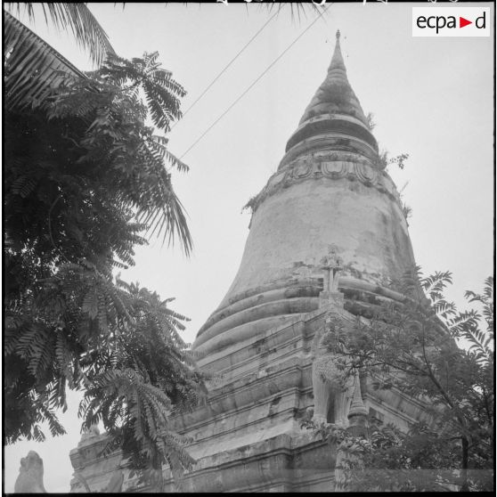 Le stupa central du Wat Phnom vu en contre-plongée. [description provisoire]