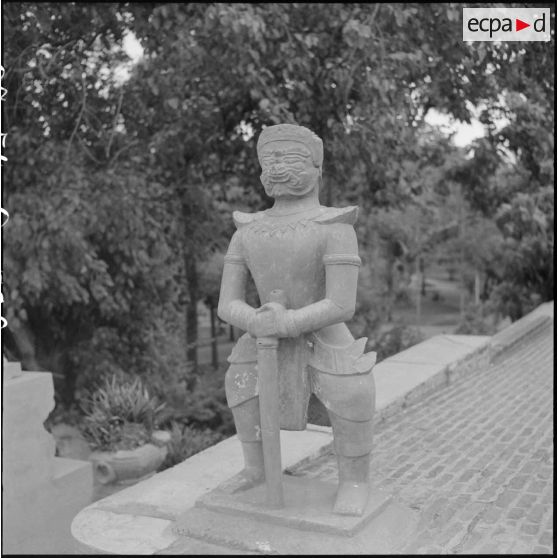 Statue d'un gardien de porte au Wat Phnom à Phnom Penh. [description provisoire]