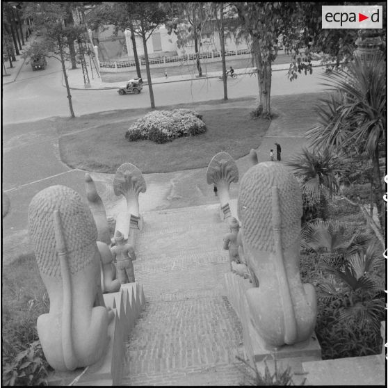 Grand escalier de la pagode du Wat Phnom à Phnom Penh. [description provisoire]