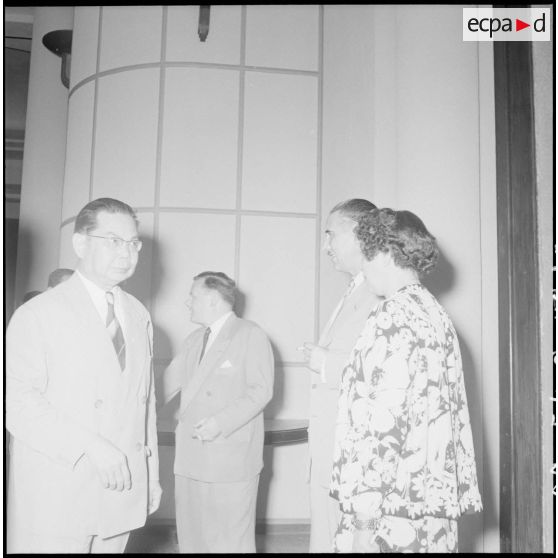 10 Conversation de M. Guy La Chambre et de son épouse (?) avec M. Nhek Tioulong (?) ; M. Gorce en arrière-plan. [description provisoire]