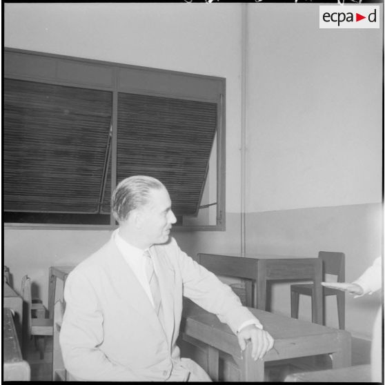 2 Plan américain de M. Guy La Chambre, ministre des Etats associés, vu de profil , assis dans un bureau. [description provisoire]