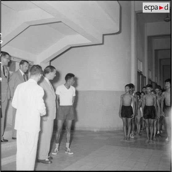 3 Visite de M. Guy La Chambre, ministre des Etats associés, à de jeunes sportifs (?) cambodgiens. [description provisoire]