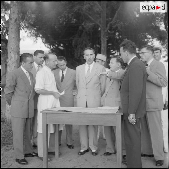 4 Photographie de groupe de MM. Guy La Chambre et Gorce, entourés de personnalités civiles et militaires. [description provisoire]