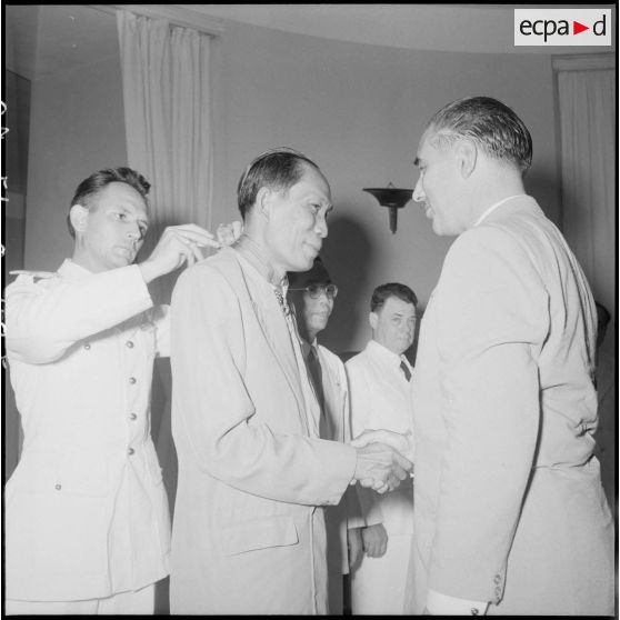 5 à 8 Remise de décorations par M. Guy La Chambre à différentes personnalités cambodgiennes et françaises. [description provisoire]