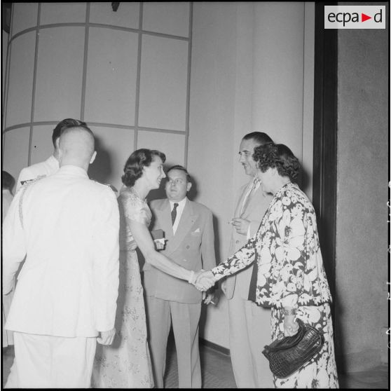 9 Poignée de Mmes Guy La Chambre (?) et Gorce, accompagnées de leur époux. [description provisoire]
