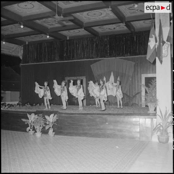 10 à 11 Spectacle de danse : plan d'ensemble du groupe des danseuses. [description provisoire]