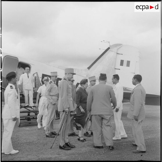 1 Arrivée du général  Paul Ely et de sa suite, à l'aérodrome de Pochentong, le 27 mai 1955, en provenance de Saïgon. [description provisoire]