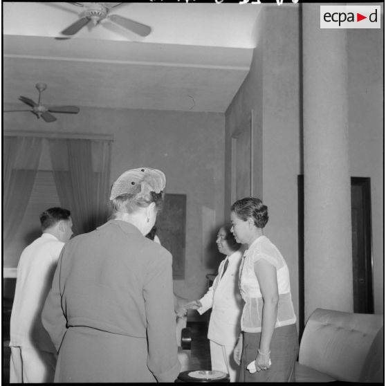 10  Arrivée du général Ely et de son épouse, reçus par le roi et la reine du Cambodge dans leurs appartements privés. [description provisoire]