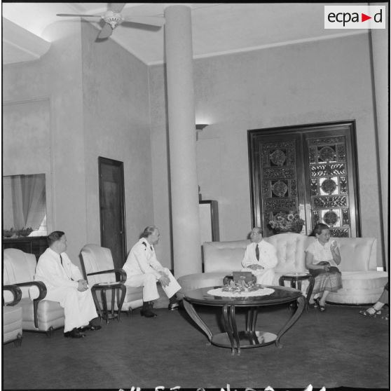 11 à 16  M. Suramarith, roi du Cambodge et la reine reçoivent le général Ely et son épouse dans leurs appartements privé [description provisoire]