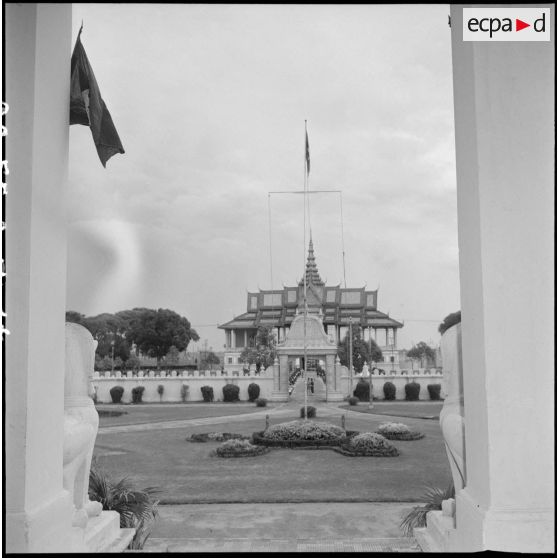 17 Plan d'ensemble du palais royal de Phnom Penh où se trouvent les appartements privés du roi et de la reine du Cambodg [description provisoire]