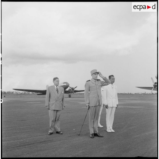 2 à 3 Le général Ely, M. Gorce et M. Sirik Matak au salut sur l'aérodrome pendant l'exécution des hymnes nationaux. [description provisoire]