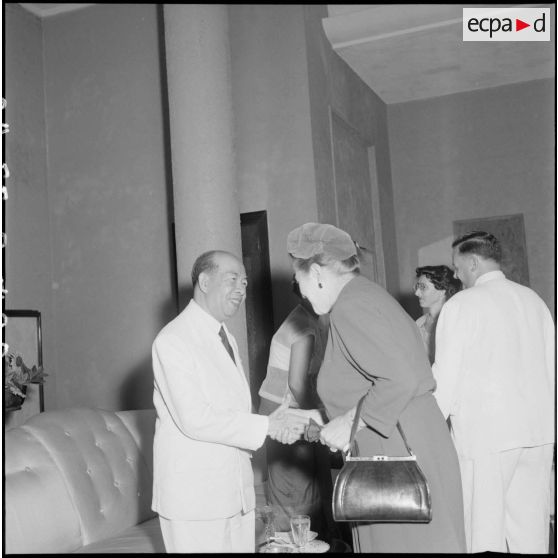 20 Poignée de main entre M. Suramarit, roi du Cambodge et Madame Paul Ely. [description provisoire]