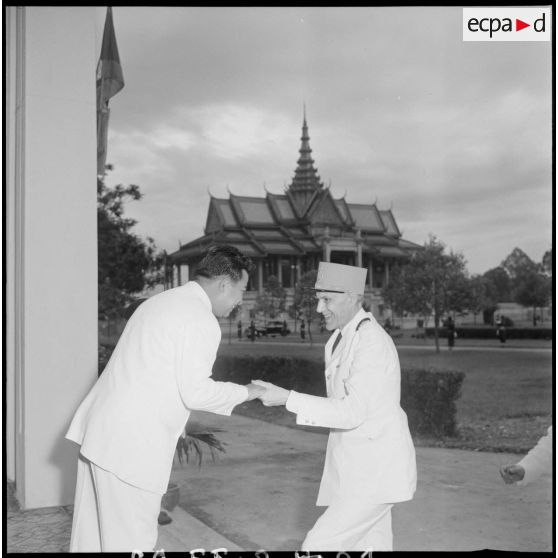21 à 24 Le général d'armée Ely, commissaire général et commandant en chef en Indochine, rend visite au prince Norodom Si [description provisoire]
