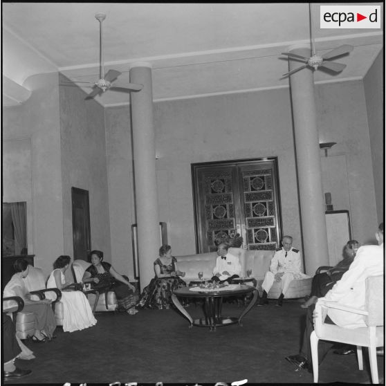 25 à 30 Grand dîner offert au palais royal par le roi et la reine du Cambodge en l'honneur du général et de Mme Ely. [description provisoire]