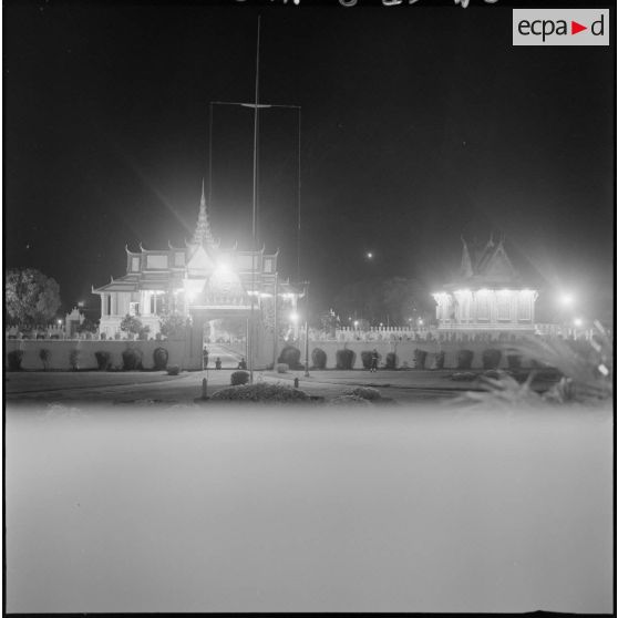31 à 37 Illumination du palais royal à l'occasion de la réception en l'honneur du général d'armée et de Mme Ely. [description provisoire]