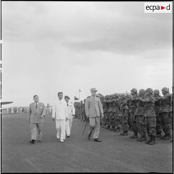 4 Le général d'armée Ely passe en revue un bataillon de parachutistes de l'ARK (Armée Royale Khmère). [description provisoire]