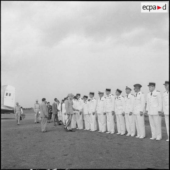 5 Le général d'armée Ely serre la main des officiers MMF (Mission Militaire Française), venus l'accueillir à l'aérodrome [description provisoire]