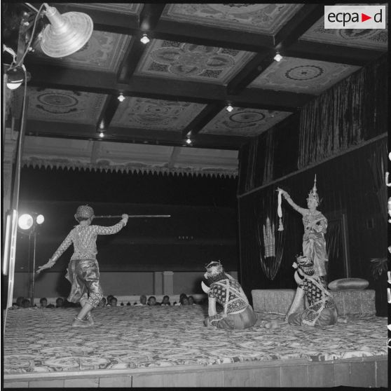 50 Le spectacle de danse : plan moyen sur les danseurs. [description provisoire]