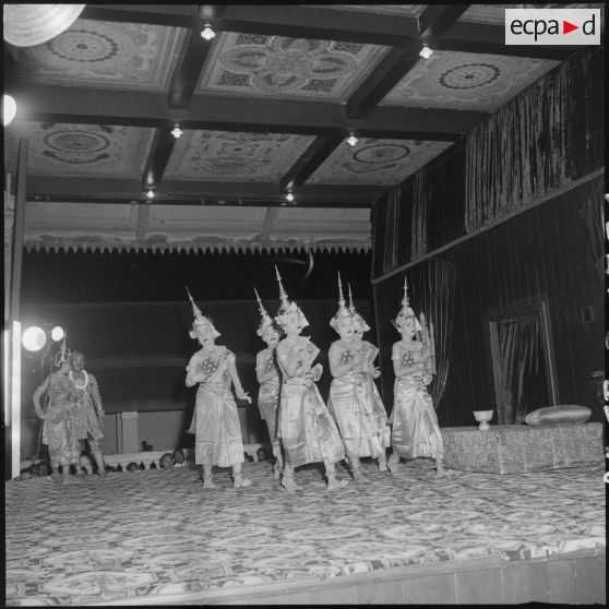 51 Le spectacle de danse : photographie du groupe des danseurs. [description provisoire]