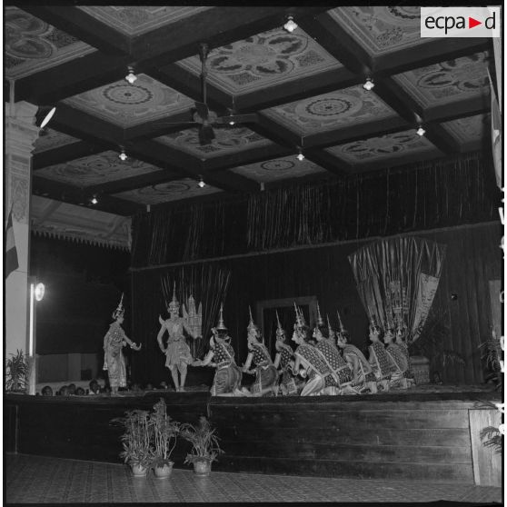 54 Le spectacle de danse : plan d'ensemble du groupe des danseurs. [description provisoire]