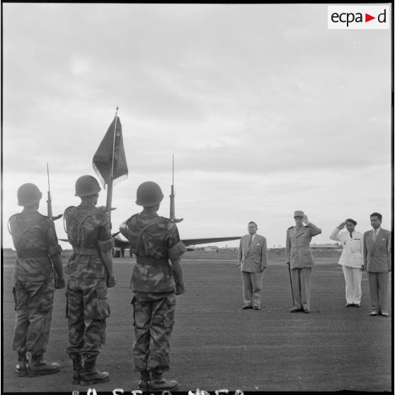 58 Les autorités au salut sur l'aérodrome pendant l'exécution des hymnes nationaux face à la garde au drapeau. [description provisoire]
