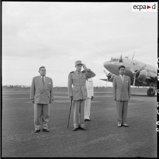 59 Le général Ely, MM. Sirik Matak et Gorce au salut sur l'aérodrome de Pochentong, pendant l'exécution des hymnes natio [description provisoire]
