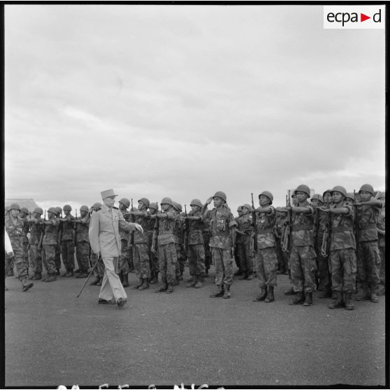 60 Le général d'armée Ely passe en revue un bataillon de parachutistes de l'ARK (Armée Royale Khmère). [description provisoire]